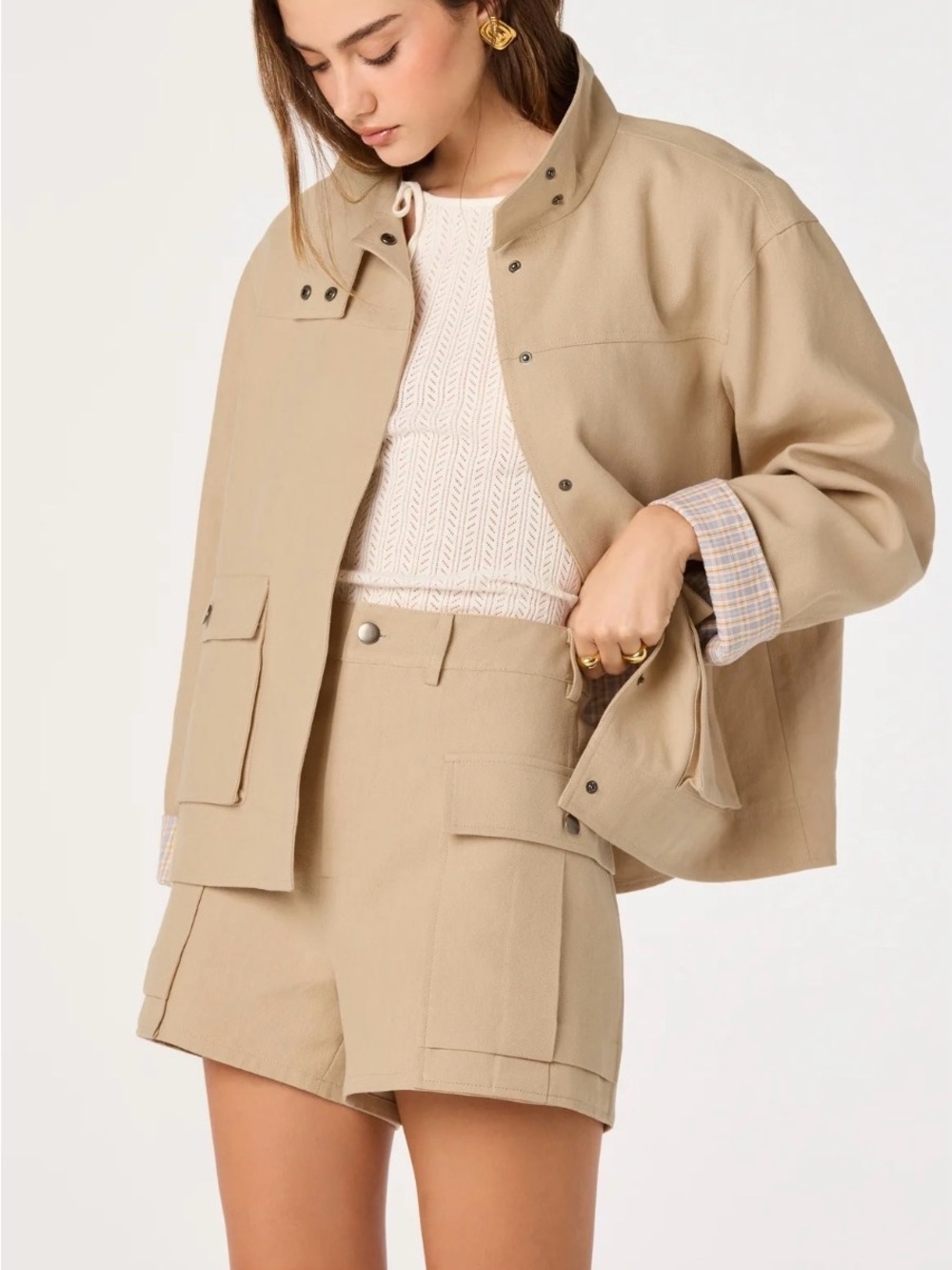 Astr Utility shorts in Beige-Tan